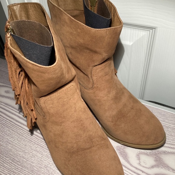 Women’s size 7 rampage tan booties with fringe - Picture 3 of 6